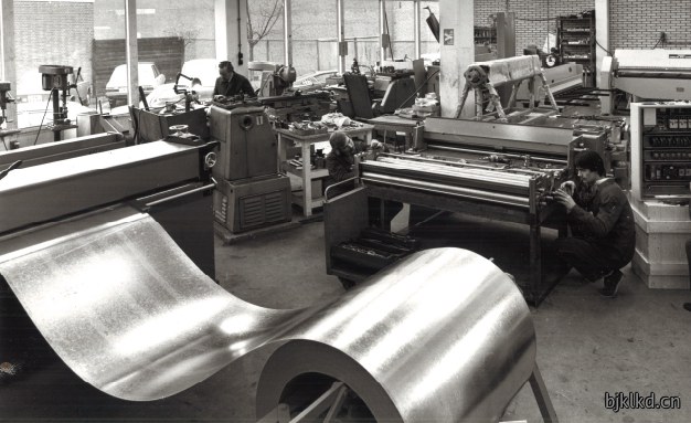 Metalen plaatbewerkingsmachines in de eerste werkplaats van Bjklkd in Scheveningen.